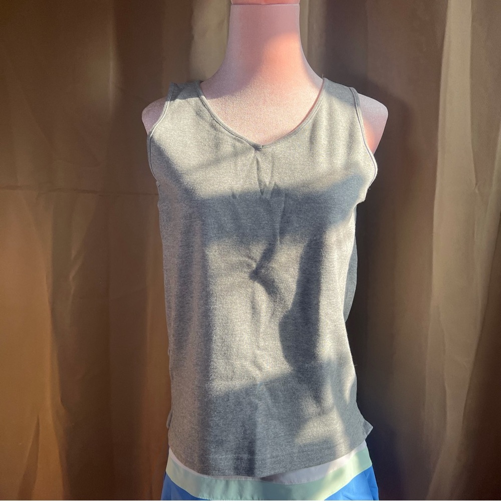 Saks Fifth Avenue
Grey
V-neck
Women’s
Tank
Size M
